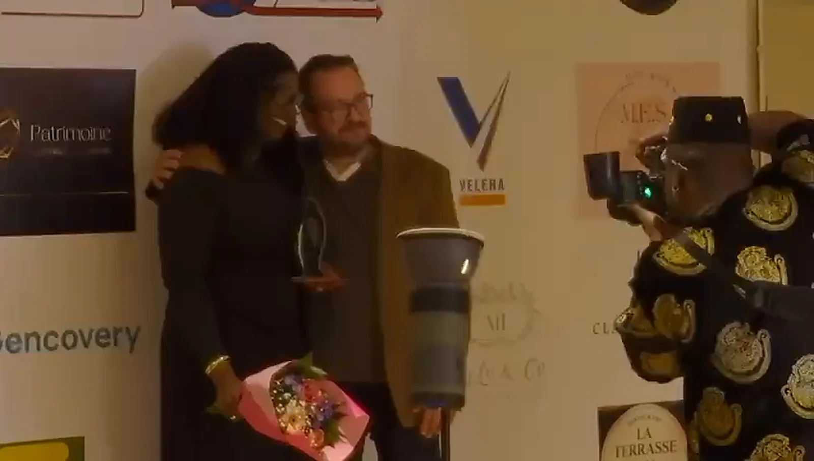 Remise d’un trophée pendant l’Afro Gala 2025 aux Terrasses du Parc à Villeurbanne