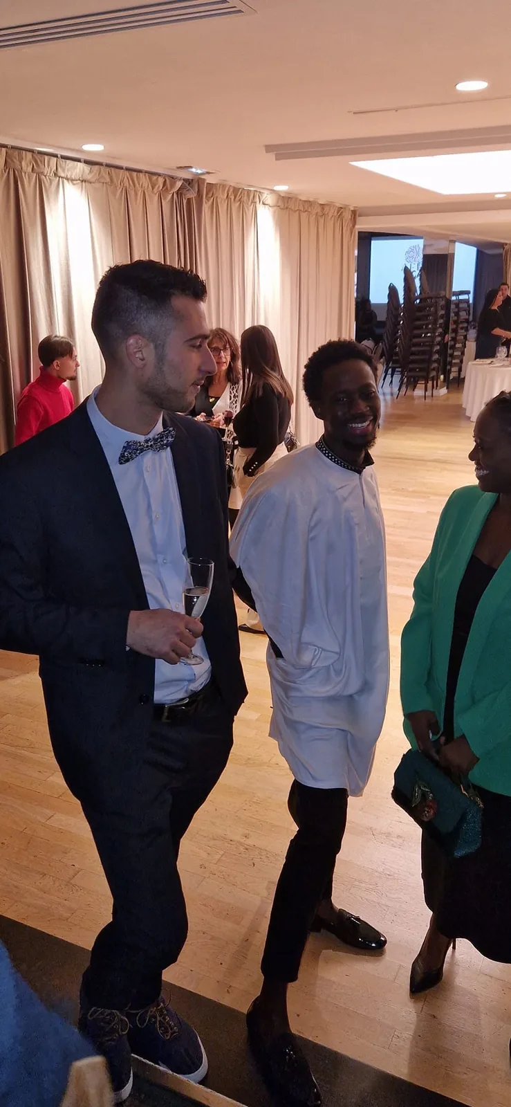 Échanges entre invités pendant le cocktail à l’Afro Gala 2023, aux Terrasses du Parc à Villeurbanne