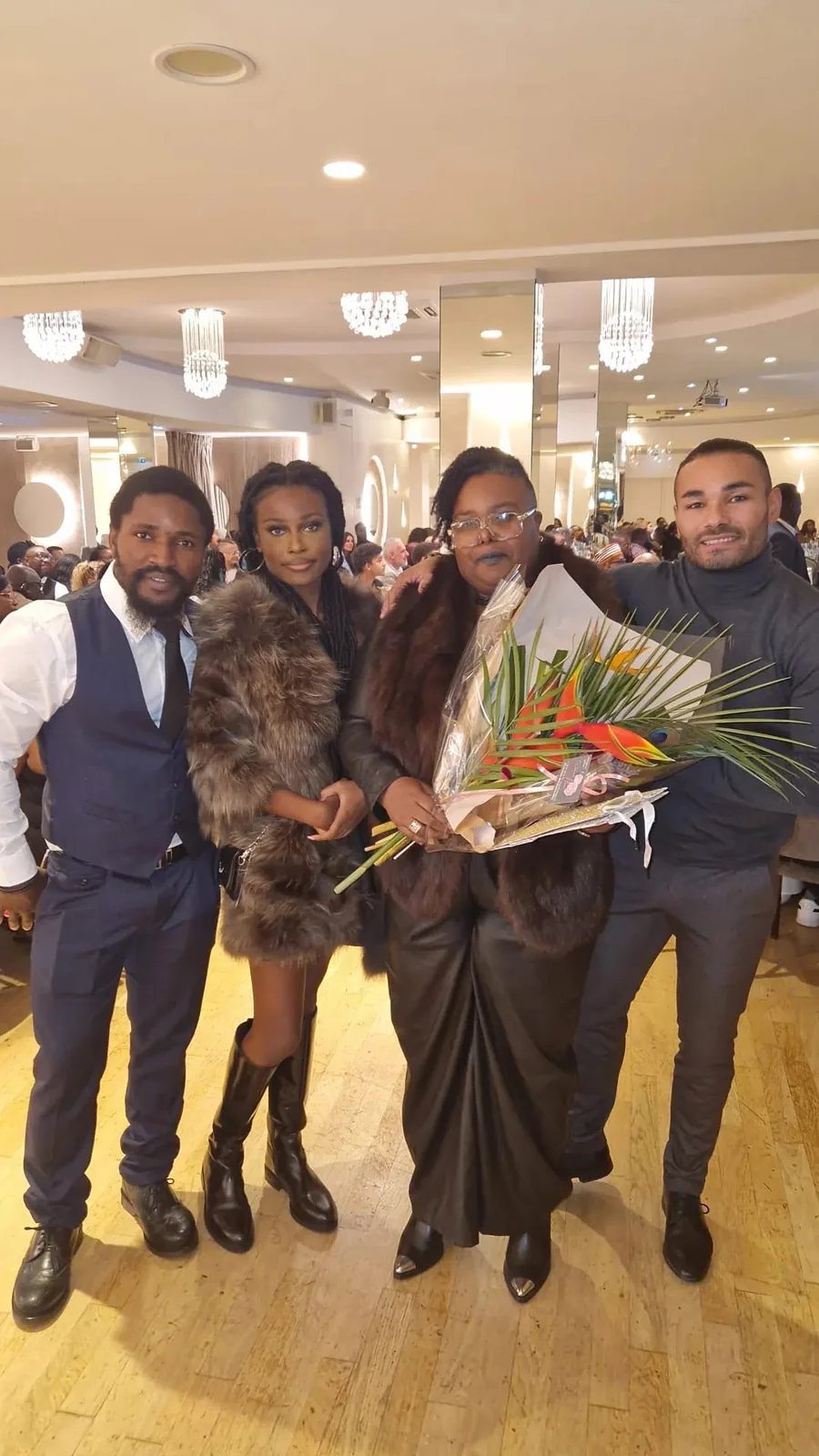 Groupe d’invités dans la salle de réception à l’Afro Gala 2023, aux Terrasses du Parc à Villeurbanne
