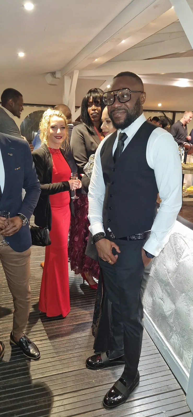 Invité devant l’entrée de la soirée à l’Afro Gala 2023, aux Terrasses du Parc à Villeurbanne
