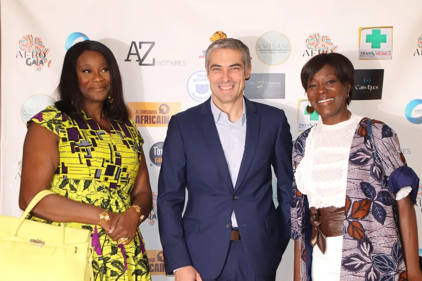 Invités posés devant le photocall à l’Afro Gala 2023, aux Terrasses du Parc à Villeurbanne