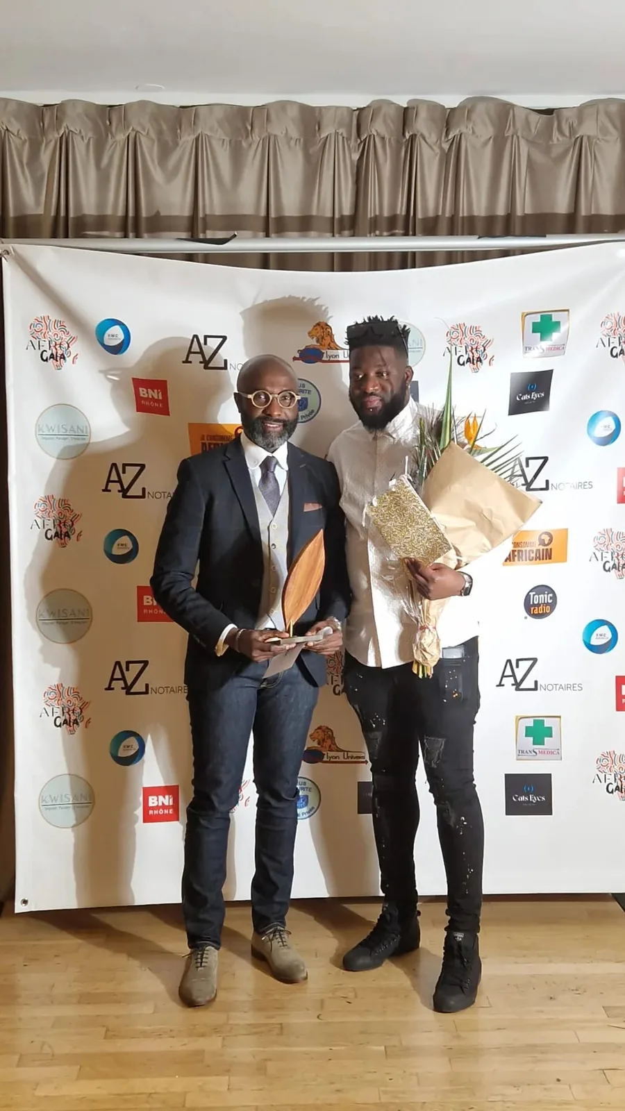 Lauréat et son trophée devant le photocall à l’Afro Gala 2023, aux Terrasses du Parc à Villeurbanne