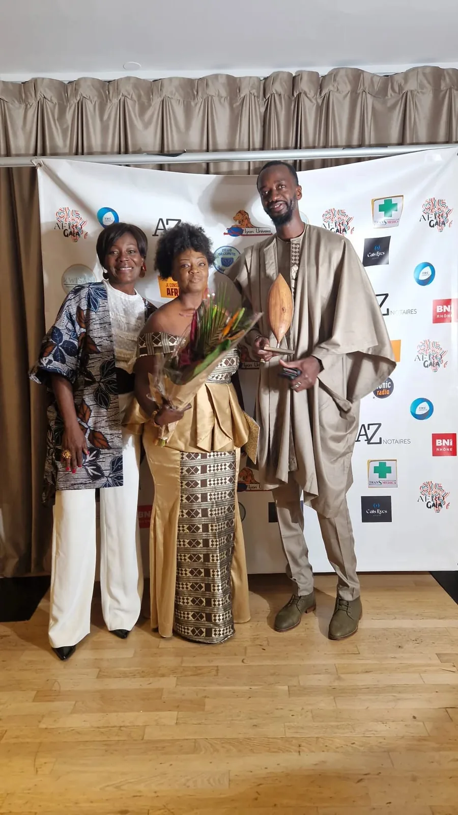 Lauréats posés avec leur trophée à l’Afro Gala 2023, aux Terrasses du Parc à Villeurbanne