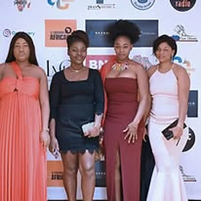 Groupe d’invitées en tenue de soirée à l’Afro Gala 2024, aux Terrasses du Parc à Villeurbanne