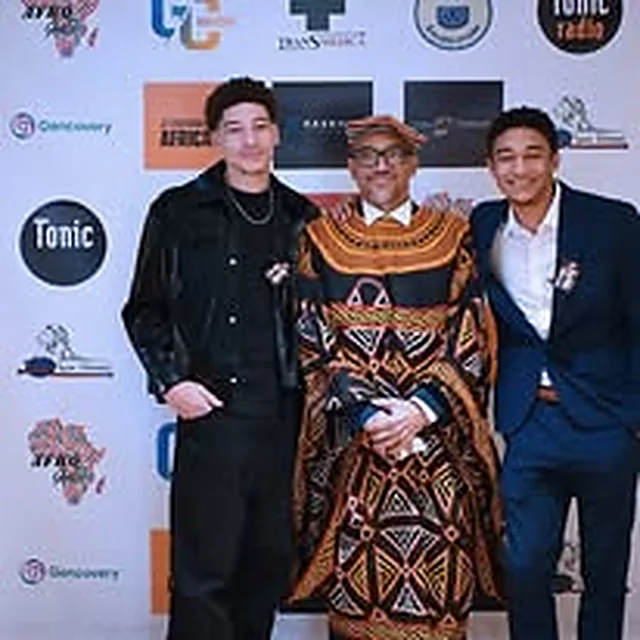 Invités posés devant le photocall à l’Afro Gala 2024, aux Terrasses du Parc à Villeurbanne
