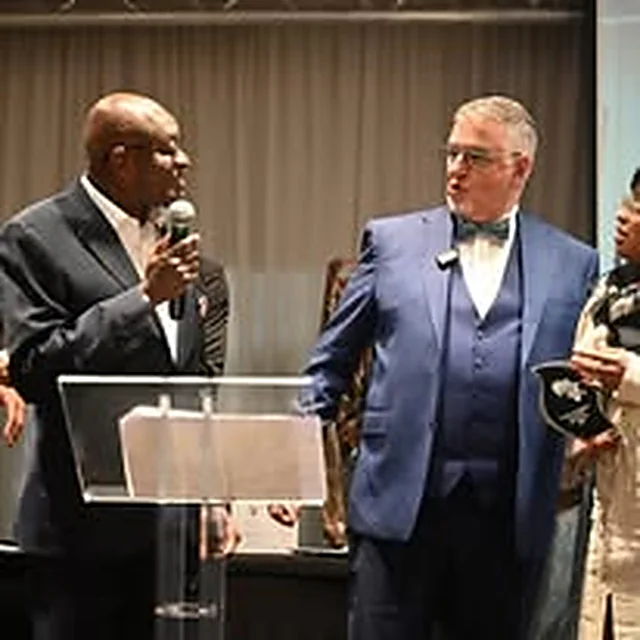 Prise de parole au pupitre à l’Afro Gala 2024, aux Terrasses du Parc à Villeurbanne