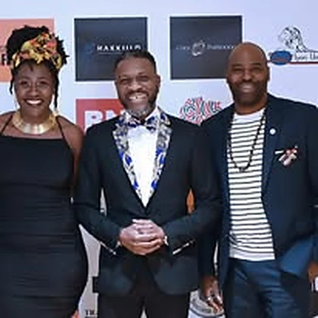 Trois invités en tenue de soirée à l’Afro Gala 2024, aux Terrasses du Parc à Villeurbanne