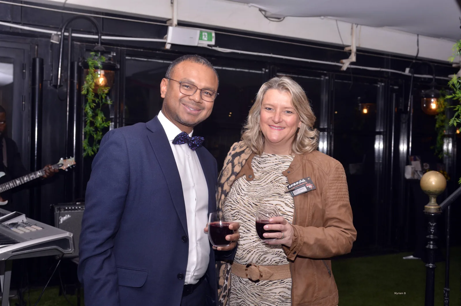 Deux invités un verre à la main à l’Afro Gala 2025, aux Terrasses du Parc à Villeurbanne