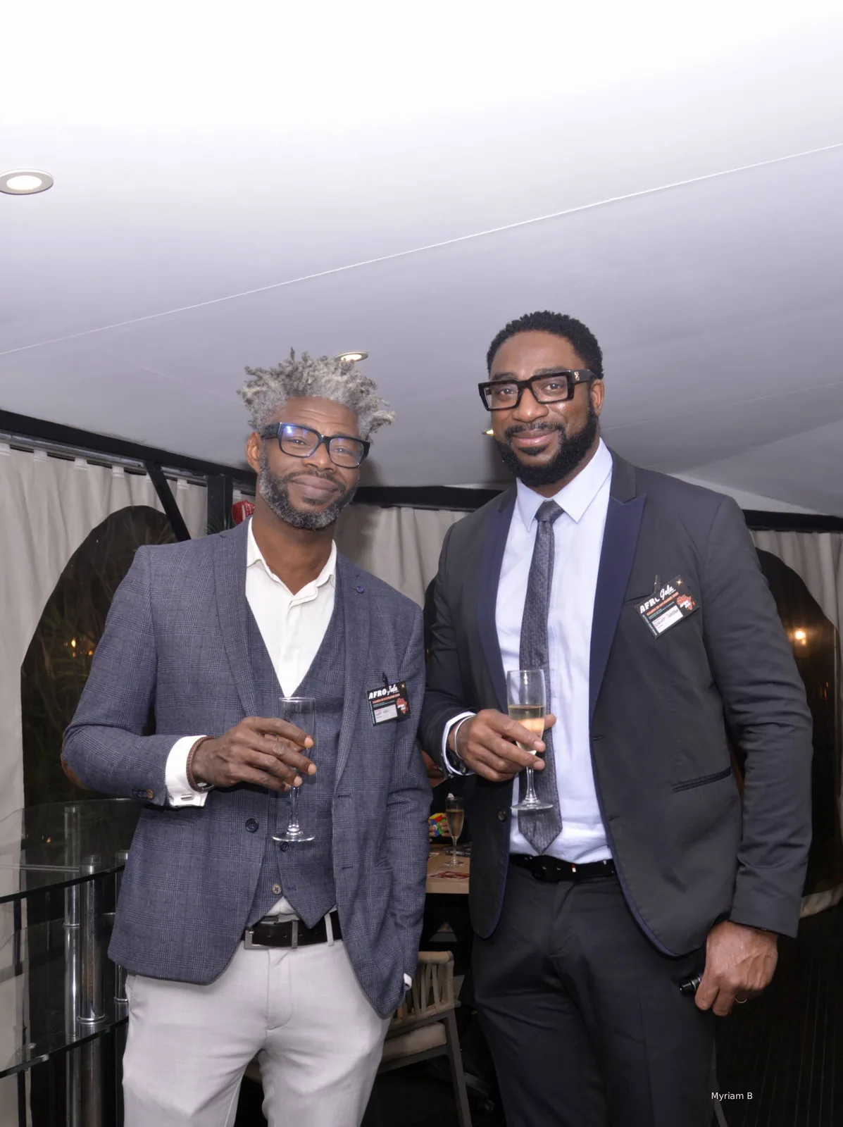 Deux invités en costume à l’Afro Gala 2025, aux Terrasses du Parc à Villeurbanne