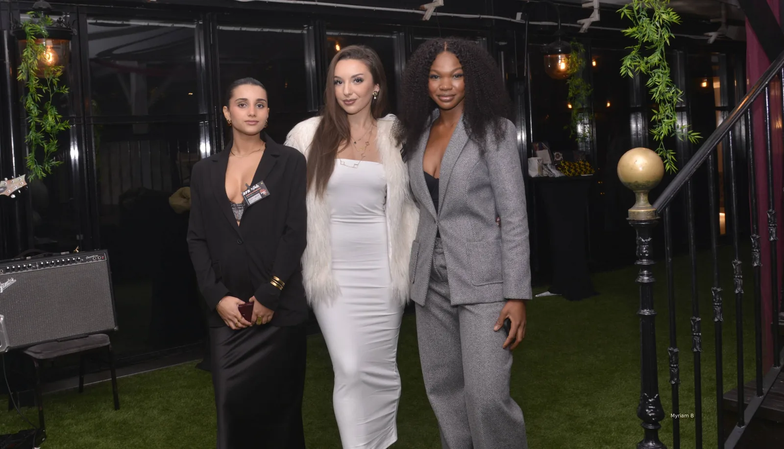 Trois invitées en tenue de soirée à l’Afro Gala 2025, aux Terrasses du Parc à Villeurbanne