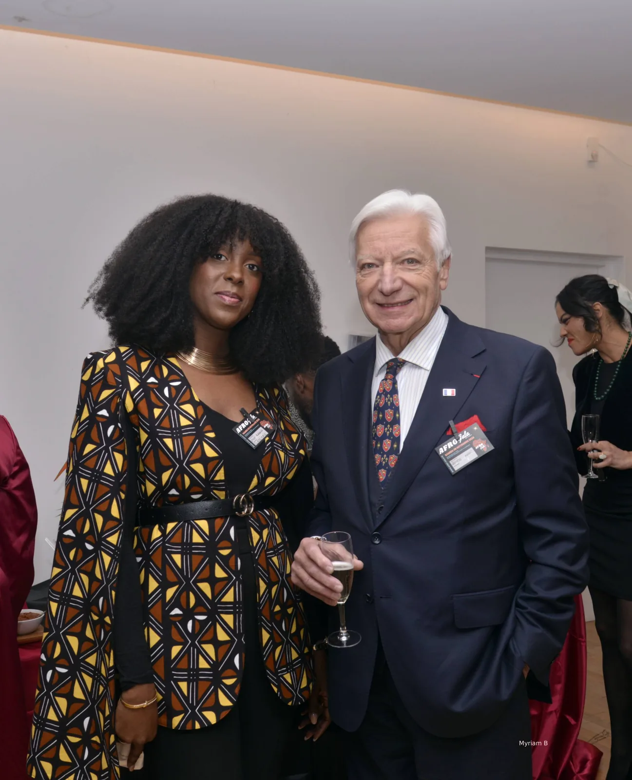 Deux invités pendant le cocktail à l’Afro Gala 2025, aux Terrasses du Parc à Villeurbanne