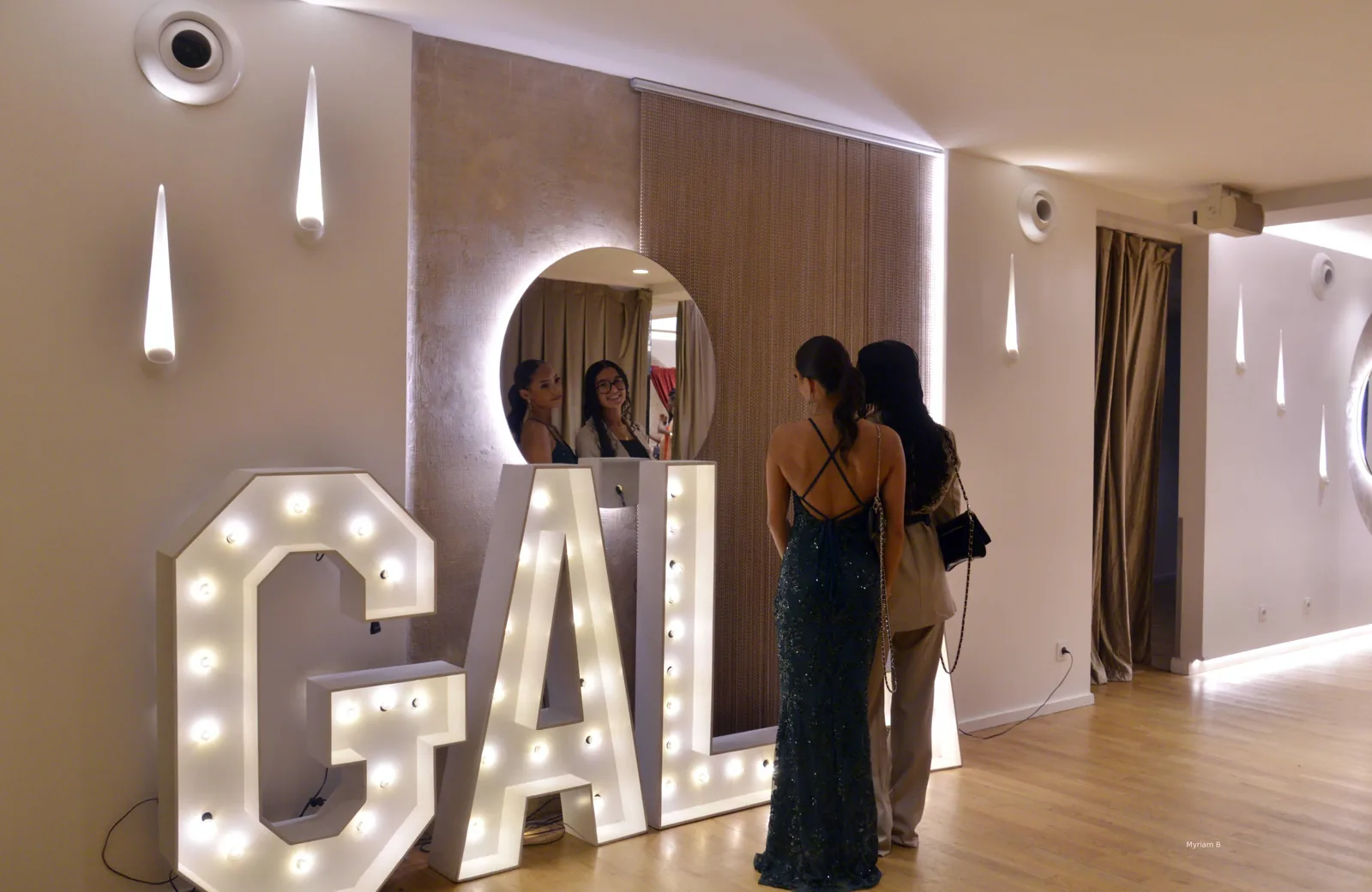 Lettres lumineuses GALA installées dans la salle à l’Afro Gala 2025, aux Terrasses du Parc à Villeurbanne