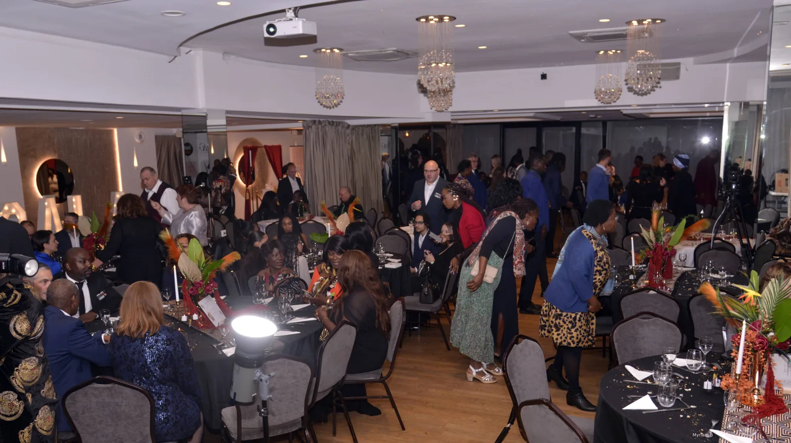 Vue de la salle pendant le dîner de gala à l’Afro Gala 2025, aux Terrasses du Parc à Villeurbanne
